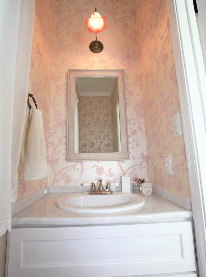 ピンク×ホワイトのエレガントな洗面スペース