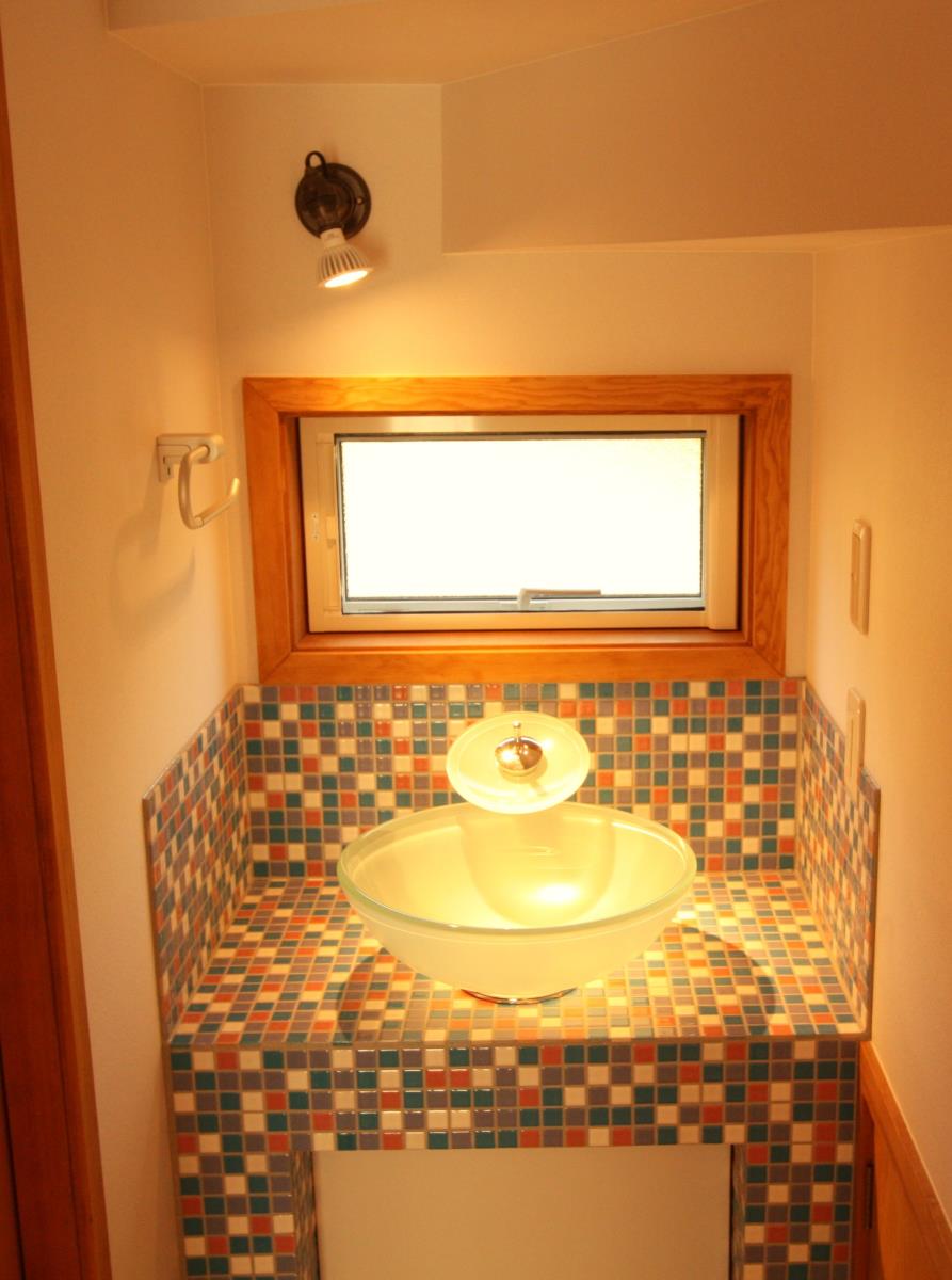 カラフルなタイルの洗面スペース